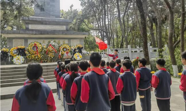 缅怀革命先烈 传承红色精神