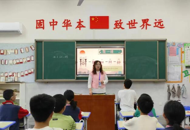 三尺讲台展风采 百花齐放共教研